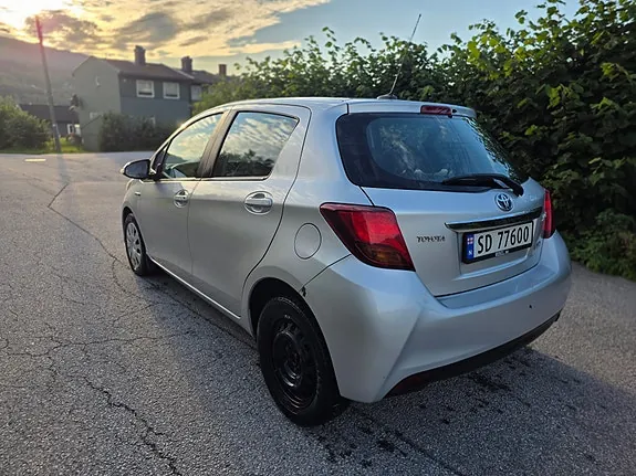 Toyota Yaris 2015 photo 4