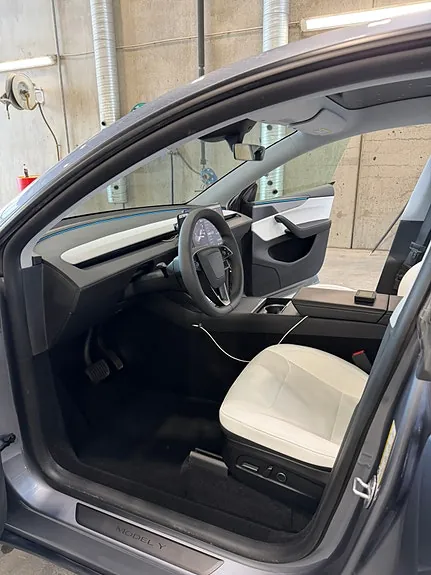 Tesla Model Y 2025 photo 4