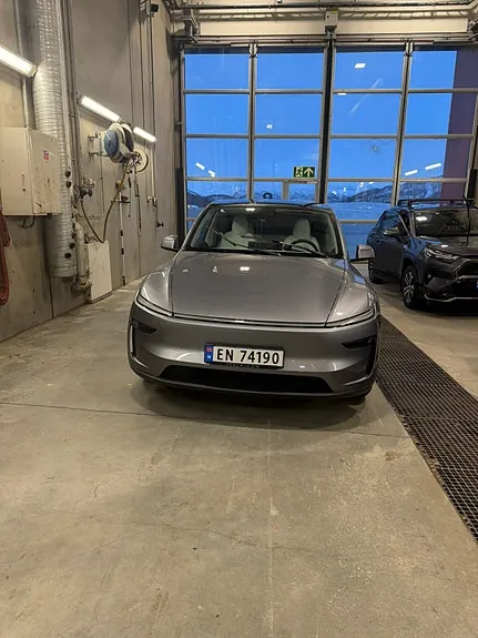 Tesla Model Y 2025 photo 2
