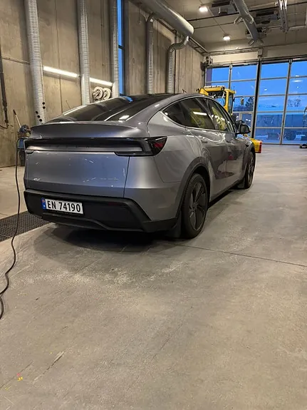 Tesla Model Y 2025 photo 3