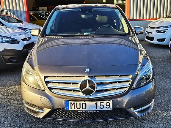 Mercedes-Benz B180 2012 photo 2