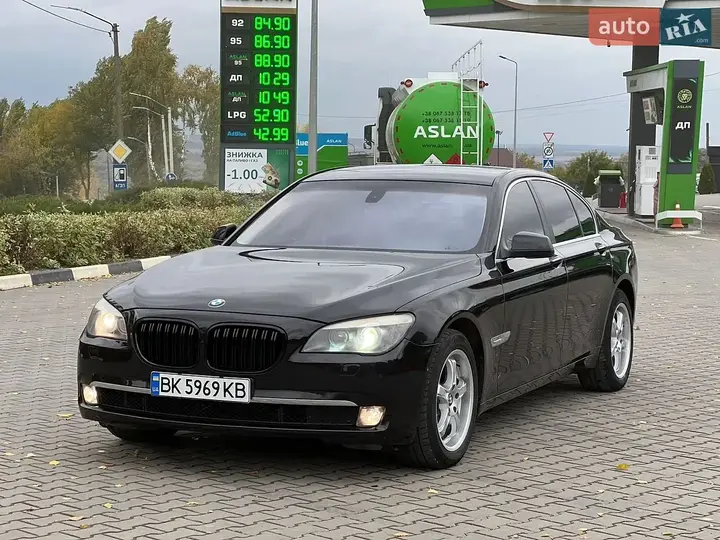 BMW 7 Series 2011 photo 2