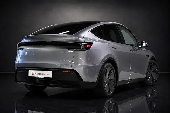 Tesla Model Y 2025 photo 2