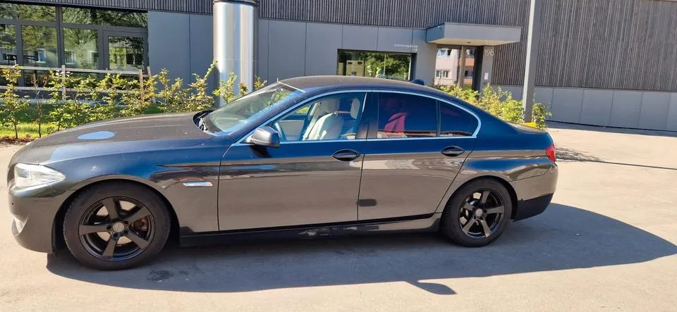 BMW 523I
