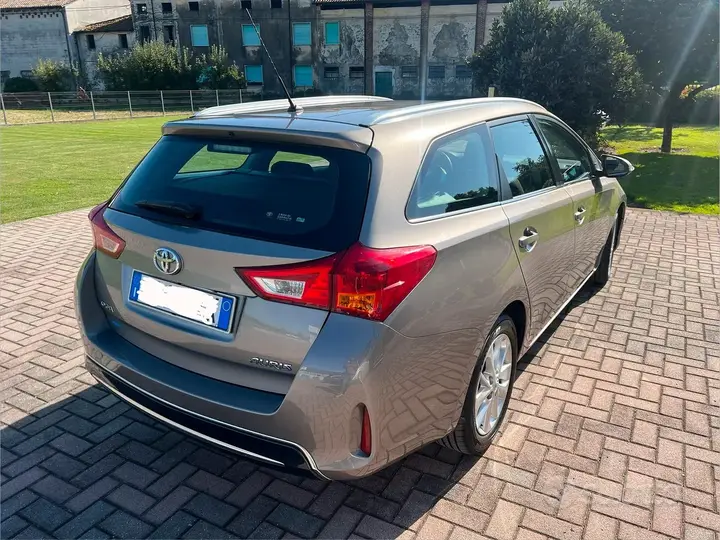 Toyota Auris 2014 photo 2
