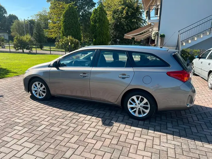 Toyota Auris 2014 photo 3