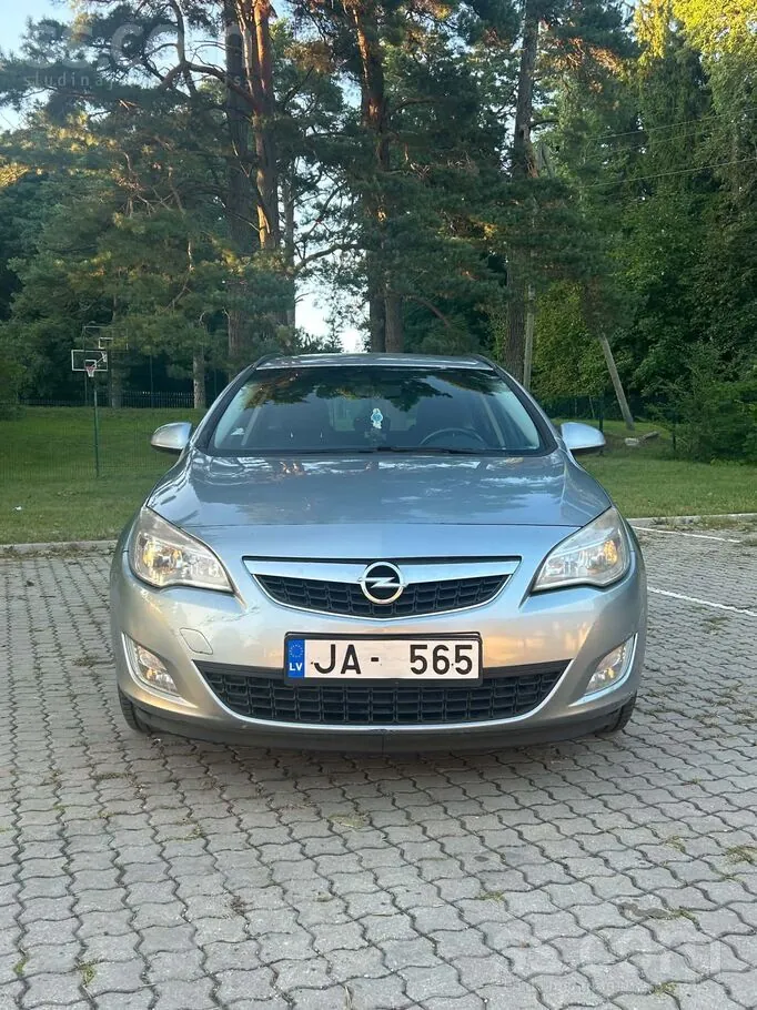 Opel Astra 2012 photo 2