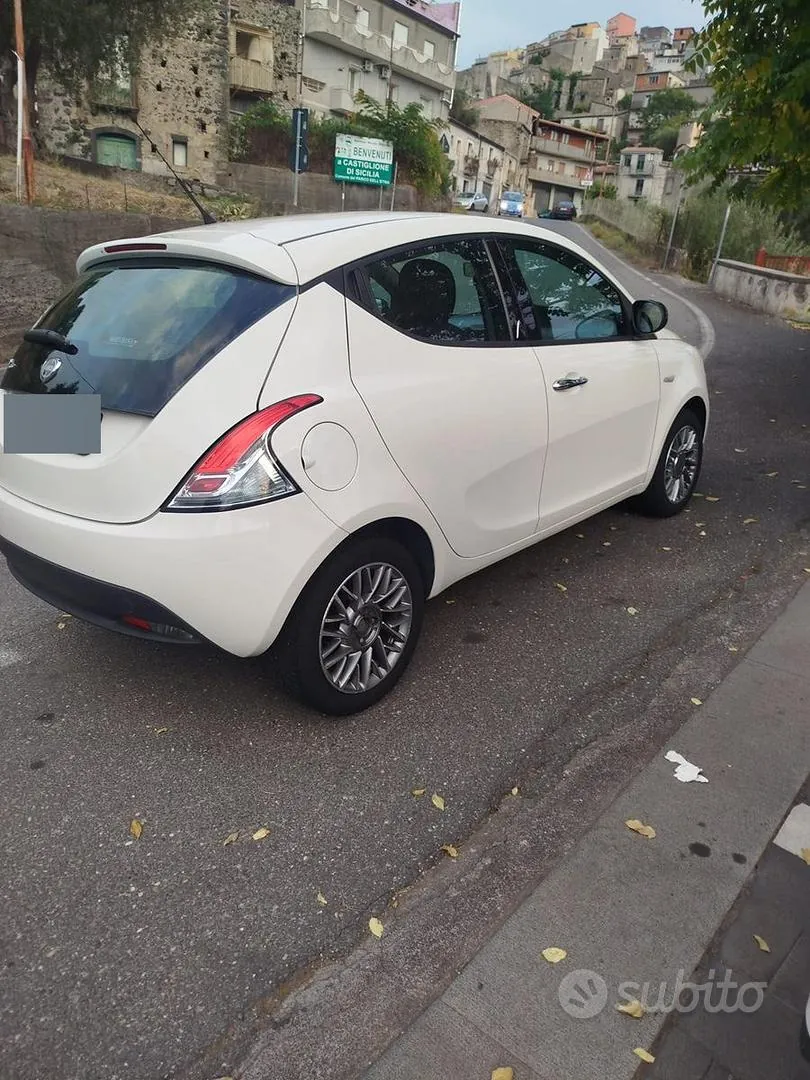 Lancia Ypsilon
