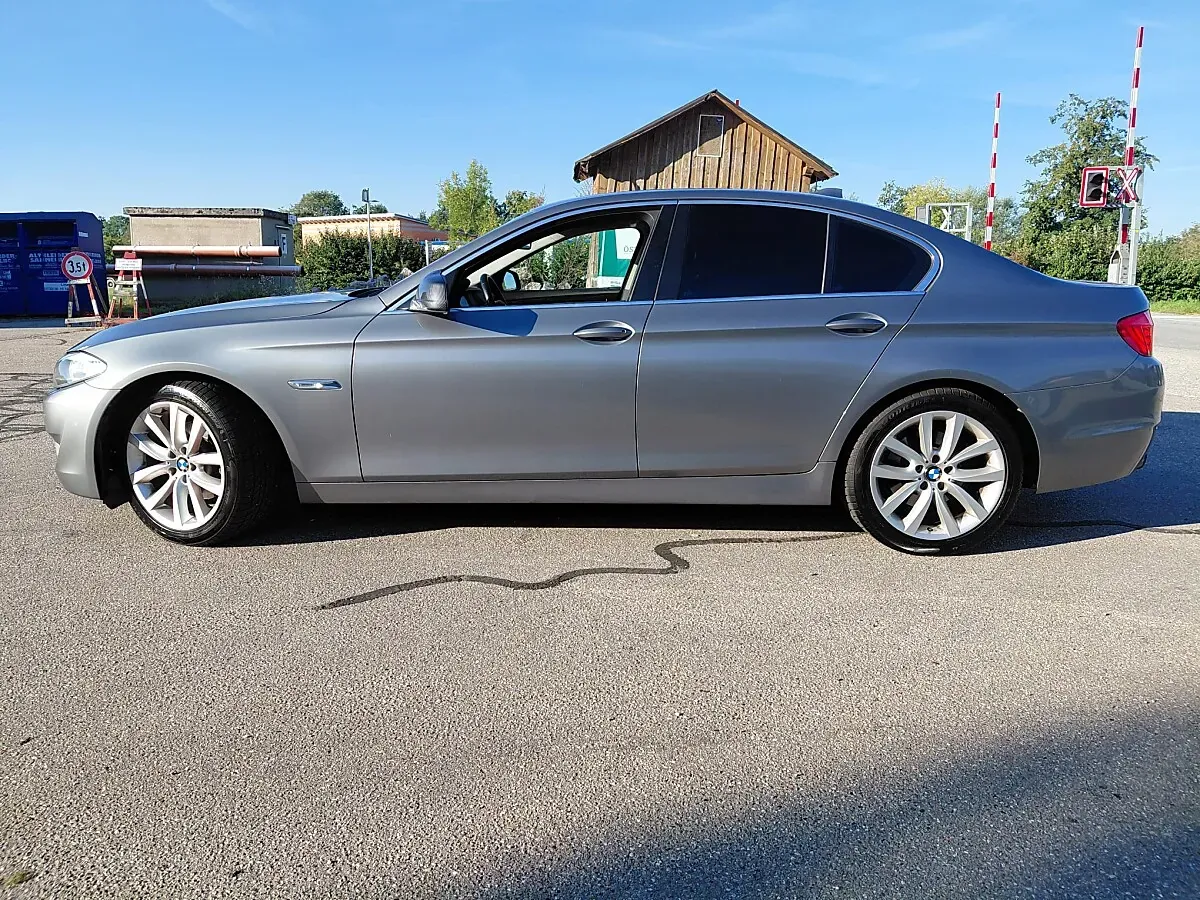 BMW 5 Series 2010 photo 2