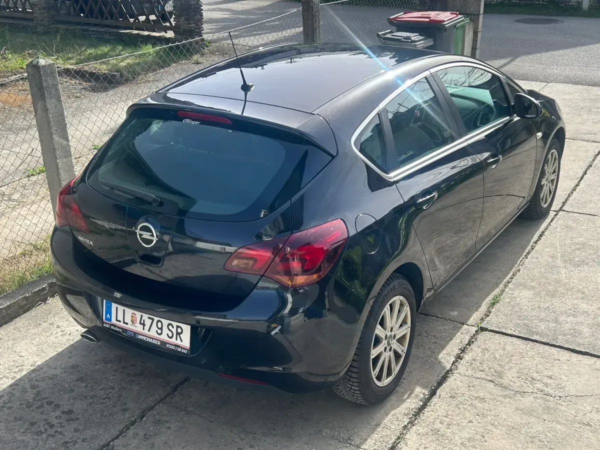 Opel Astra 2010 photo 3