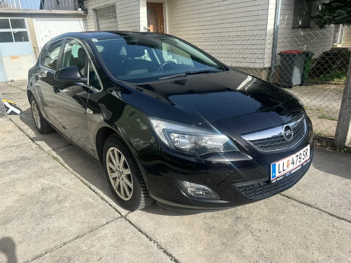 Opel Astra 2010 photo 2