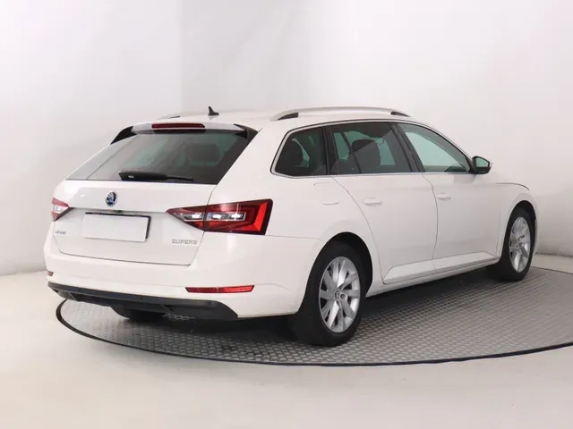 Skoda Superb Combi 2019 photo 4