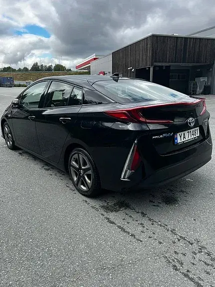 Toyota Prius Plug-In Hybrid 2019 photo 4