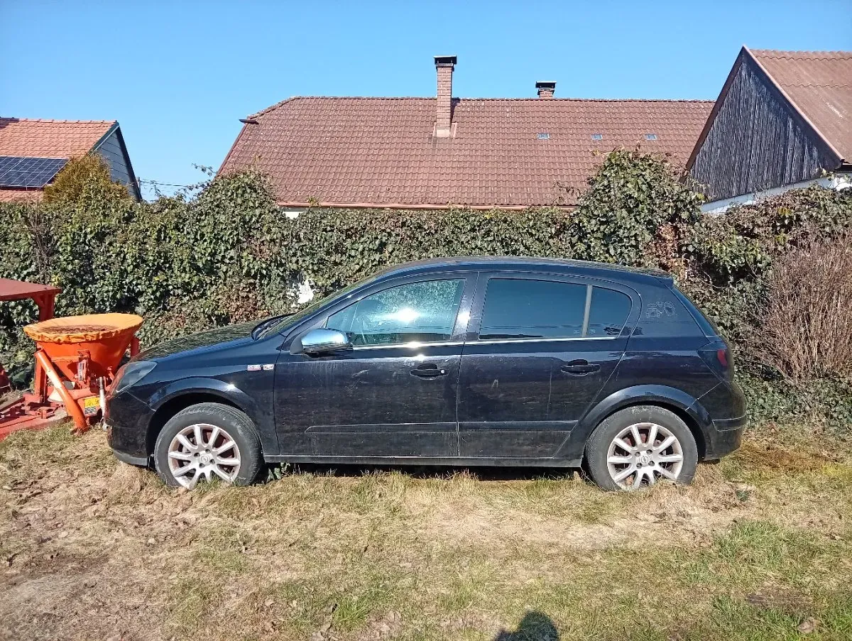 Opel Astra 2004 photo 2