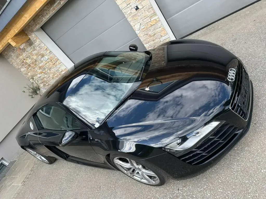 Audi R8 2010 photo 2