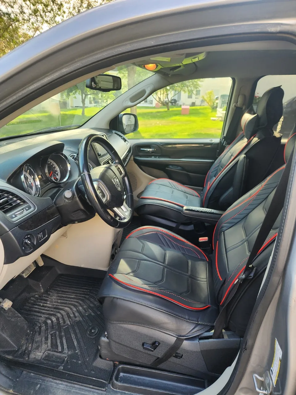 Dodge Grand Caravan 2014 photo 3
