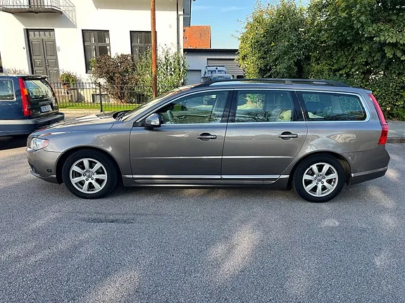 Volvo V70 2011 photo 2