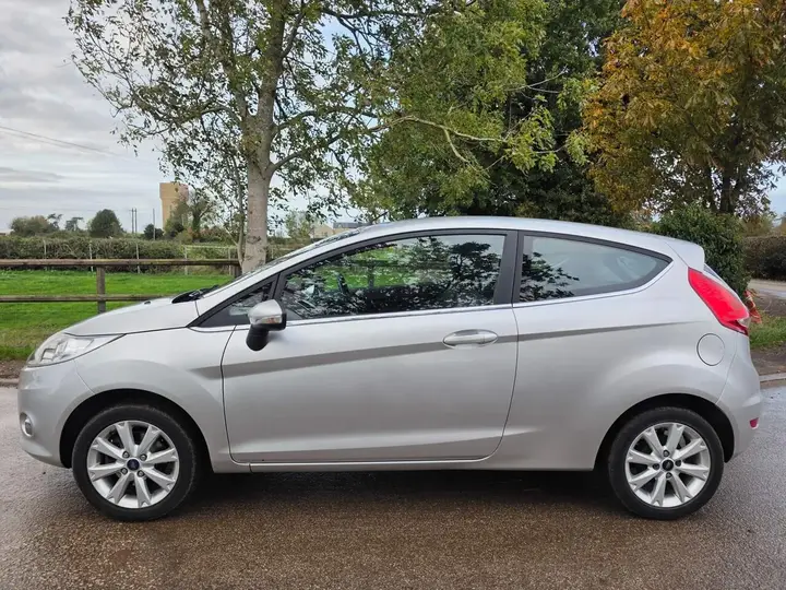 Ford Fiesta 2011 photo 2