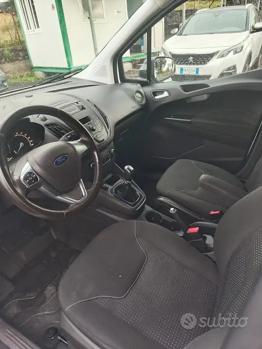 Ford Transit Courier 2023 photo 2