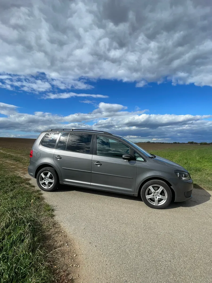 Volkswagen Touran 2011 photo 2