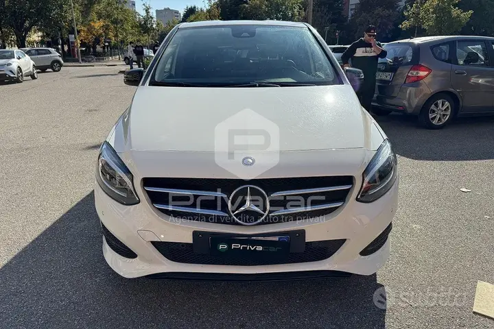 Mercedes-Benz A 180 2016 photo 2