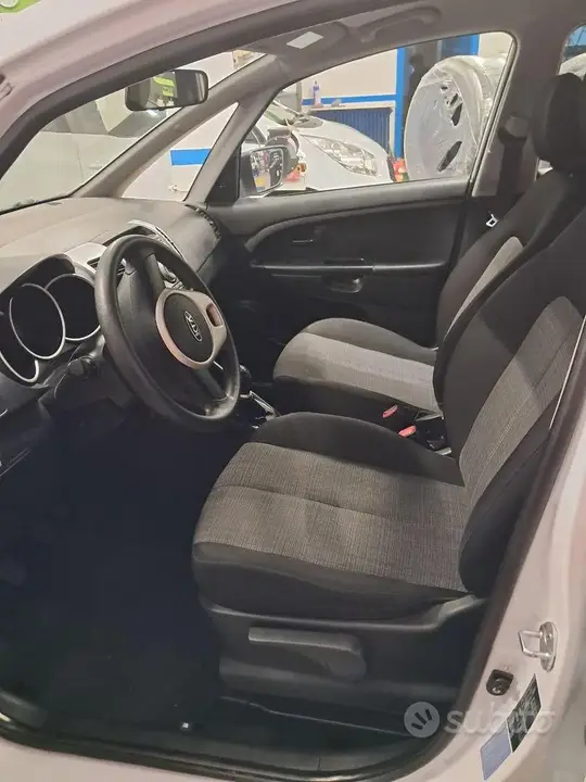 Kia Venga 2012 photo 2