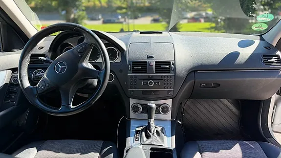 Mercedes-Benz 220 2011 photo 2