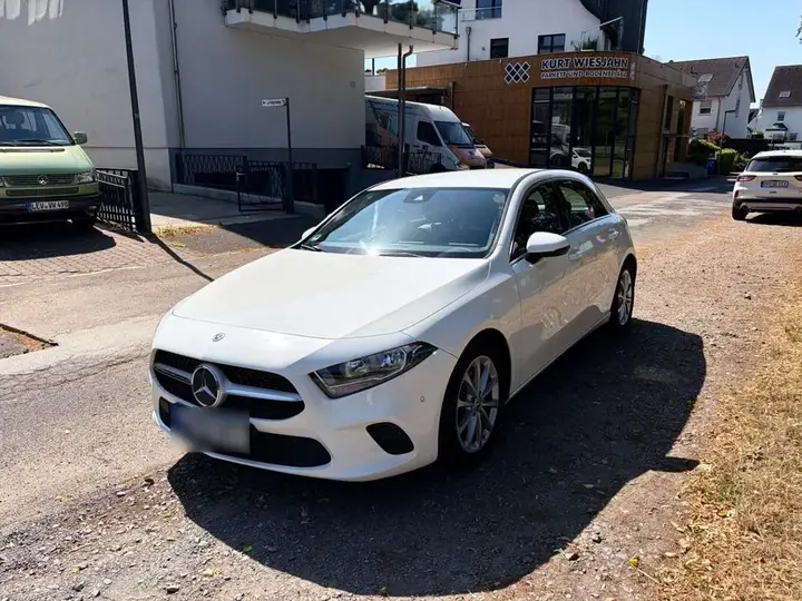 Mercedes-Benz A 220