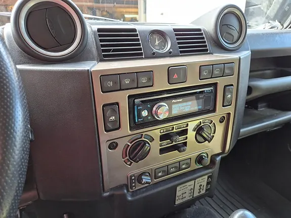 Land Rover Defender 110 2011 photo 5