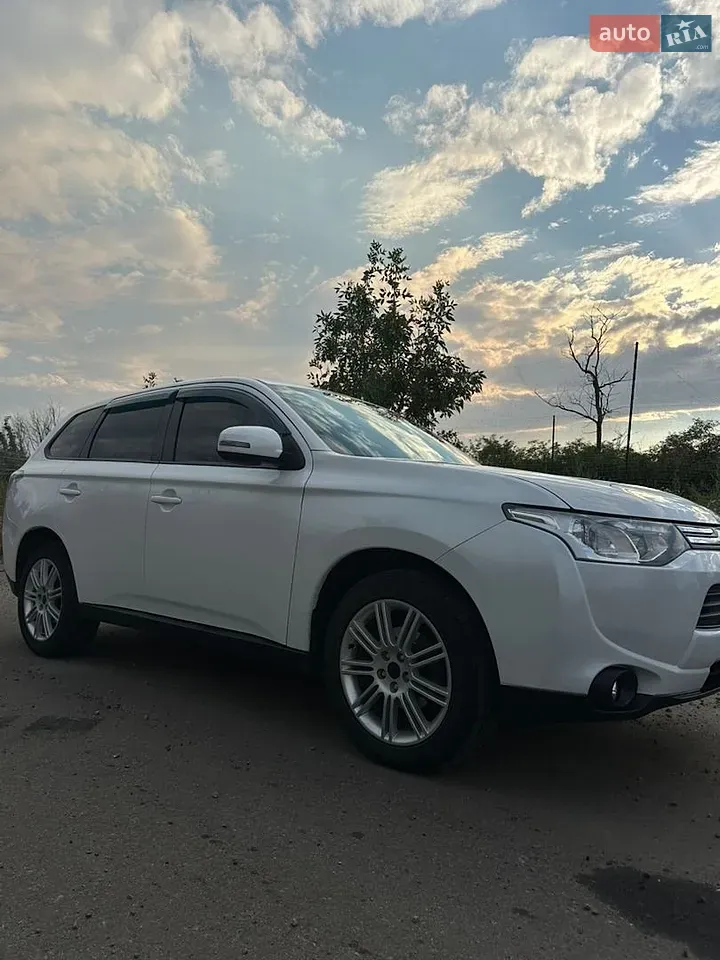 Mitsubishi Outlander 2013 photo 2
