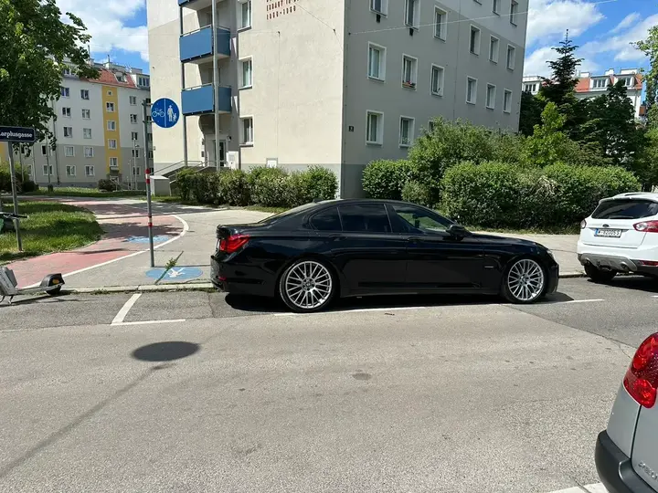 BMW 7 Series 2011 photo 3