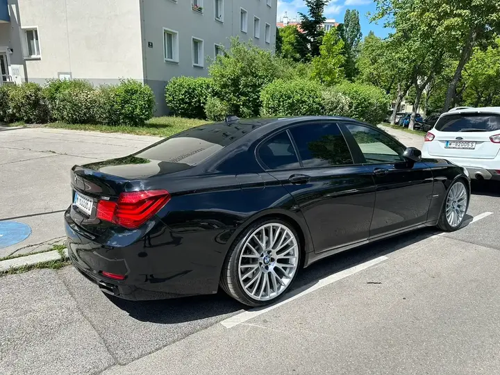 BMW 7 Series 2011 photo 2