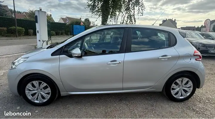 Peugeot 208 2015 photo 2