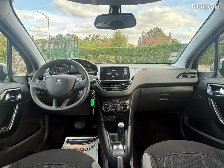 Peugeot 208 2015 photo 5