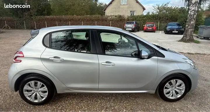 Peugeot 208 2015 photo 3