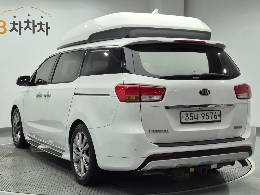 Kia Carnival 2015 photo 2