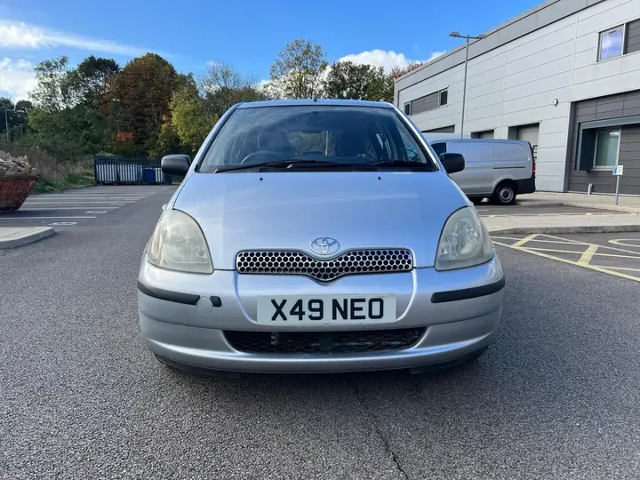 Toyota Yaris 2000 photo 2