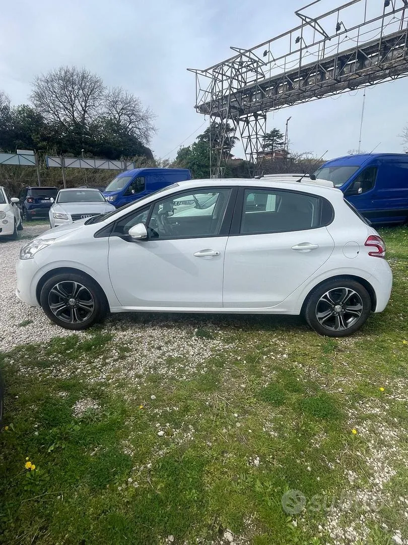 Peugeot 208 2015 photo 2