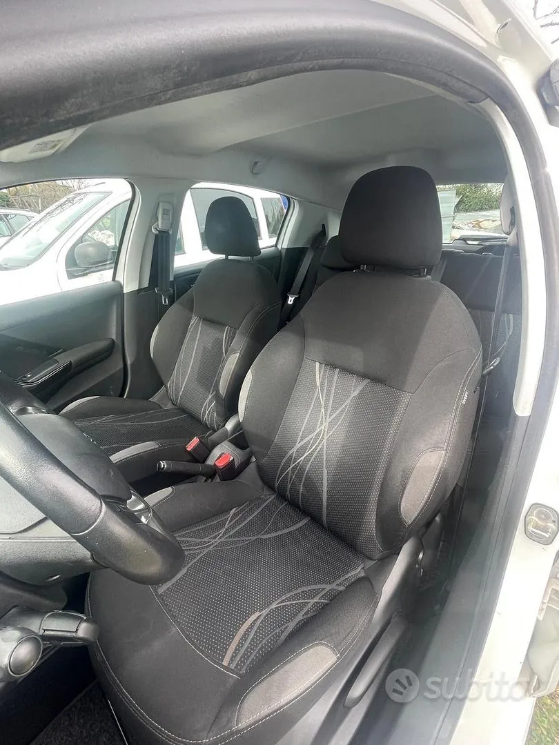 Peugeot 208 2015 photo 3