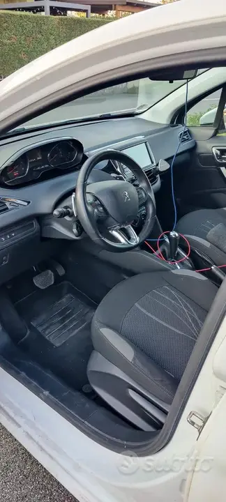 Peugeot 208 2014 photo 3