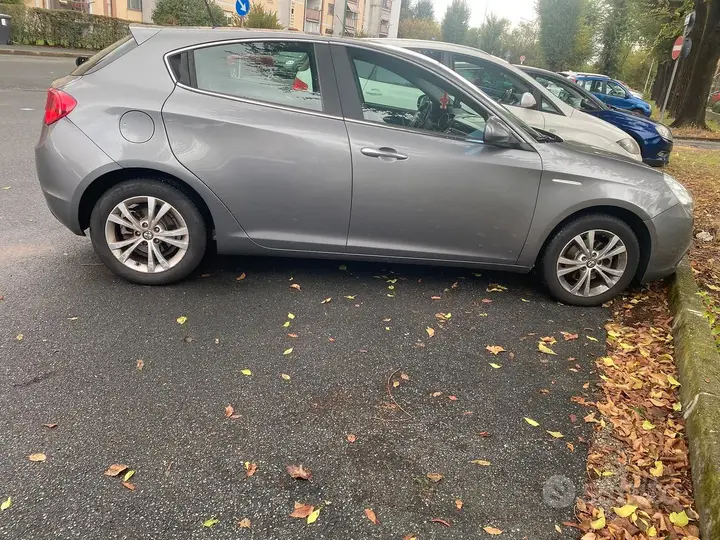 Alfa Romeo Giulietta 2011 photo 2