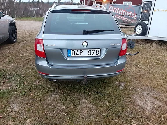 Skoda Superb 2012 photo 3