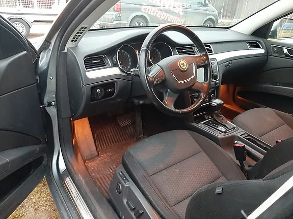 Skoda Superb 2012 photo 2
