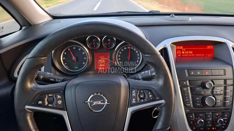 Opel Astra J 2013 photo 2