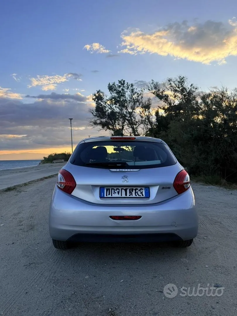 Peugeot 208 2013 photo 2