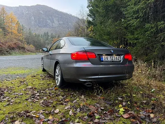 BMW 320D 2010 photo 2