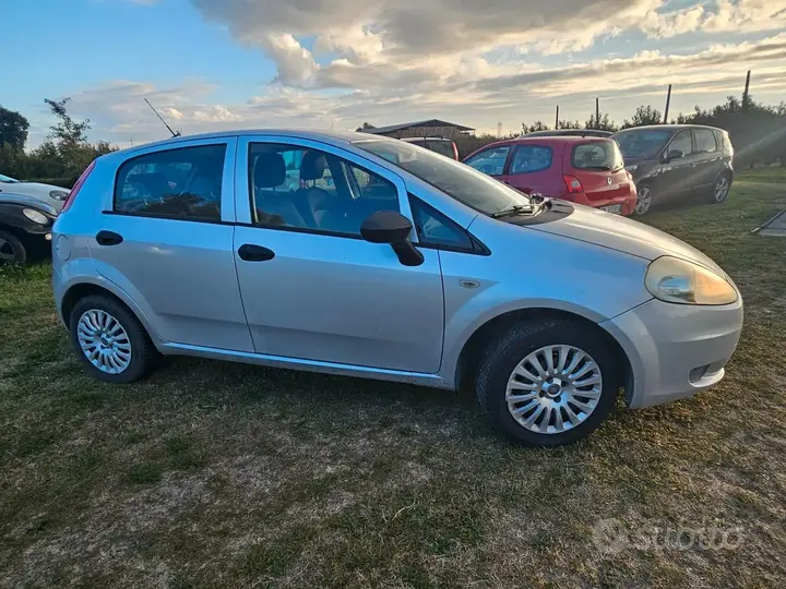 Fiat Grande Punto 2011 photo 3
