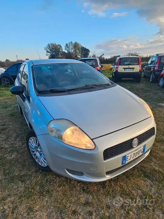 Fiat Grande Punto 2011 photo 2