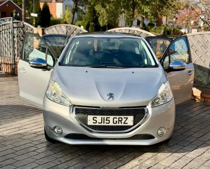 Peugeot 208 2015 photo 3