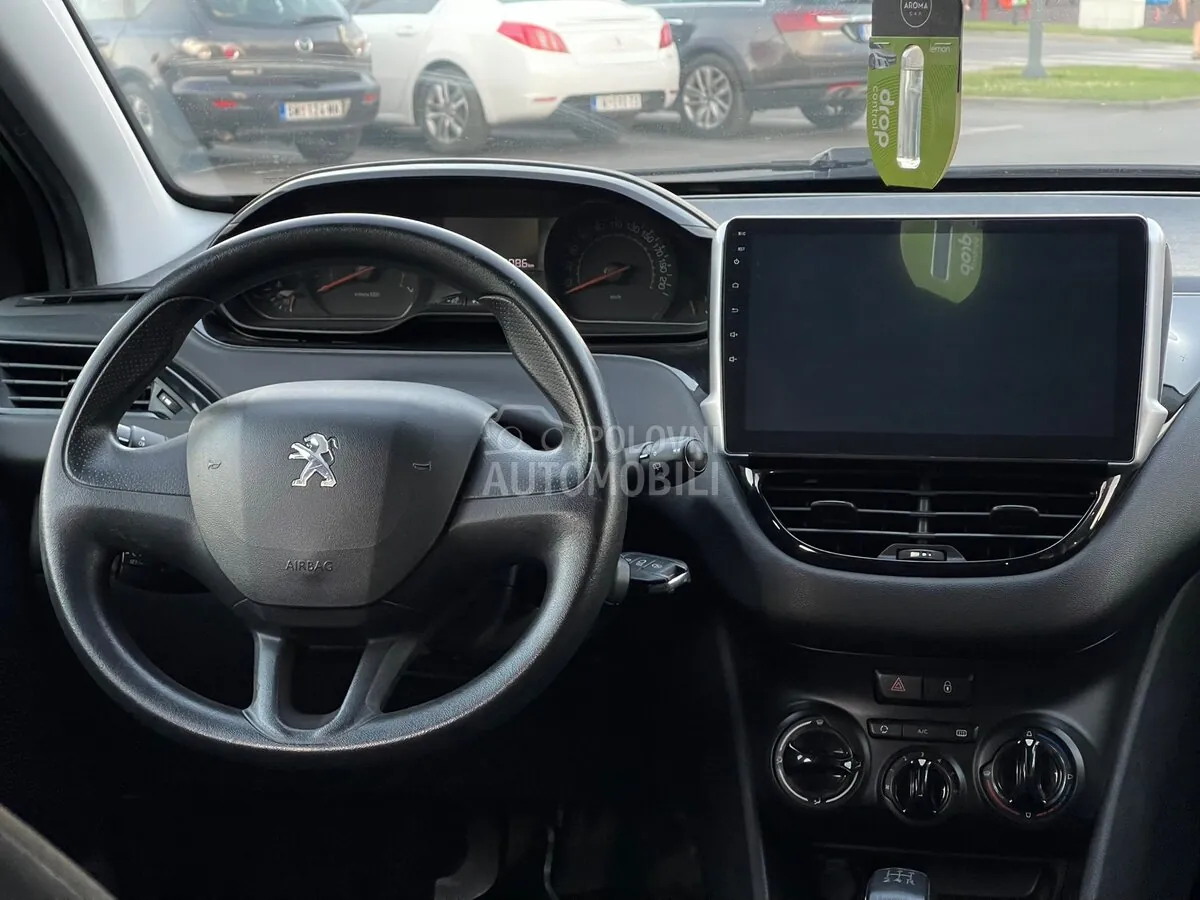 Peugeot 208 2013 photo 2